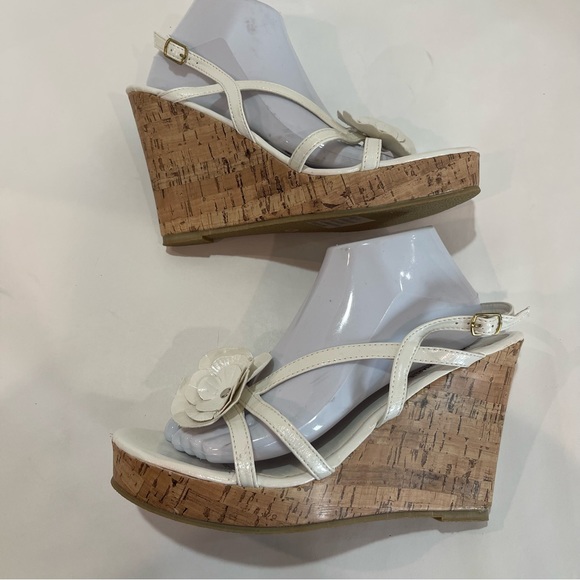 CHARMING CHARLIE size 11 white flowered cork wedge sandal flower accent straps - Picture 5 of 16